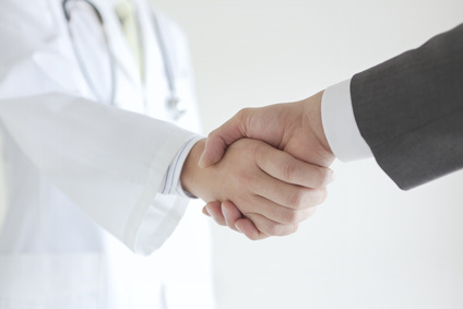 握手する医師とビジネスマン